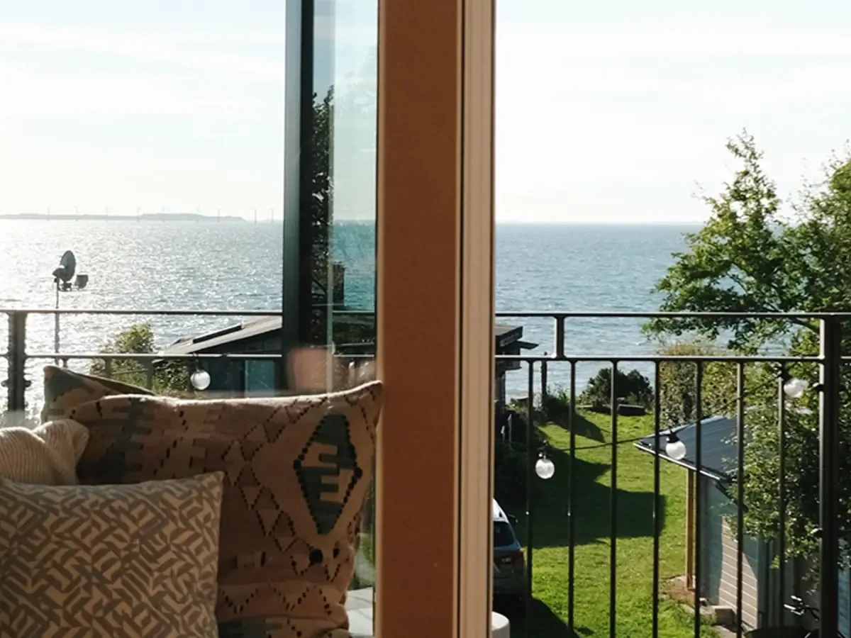 Udsigt gennem JABS Groups vinduer mod havet